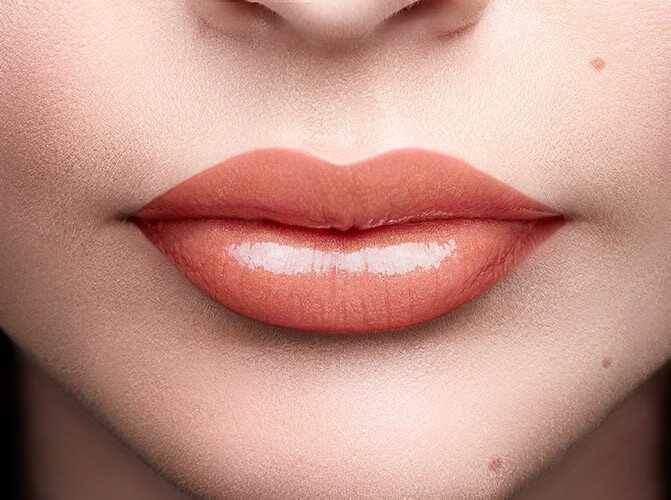 Rossetto Color Riche Shine Nude 247 Shot Of Sun Dettaglio Applicazione Prodotto Pelle Chiara